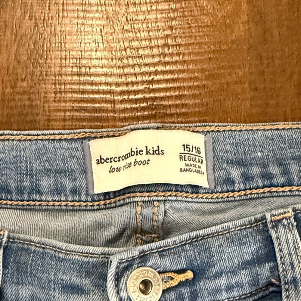 Abercrombie Kids Light Wash Low rise boot Jeans - Picture 2 of 9